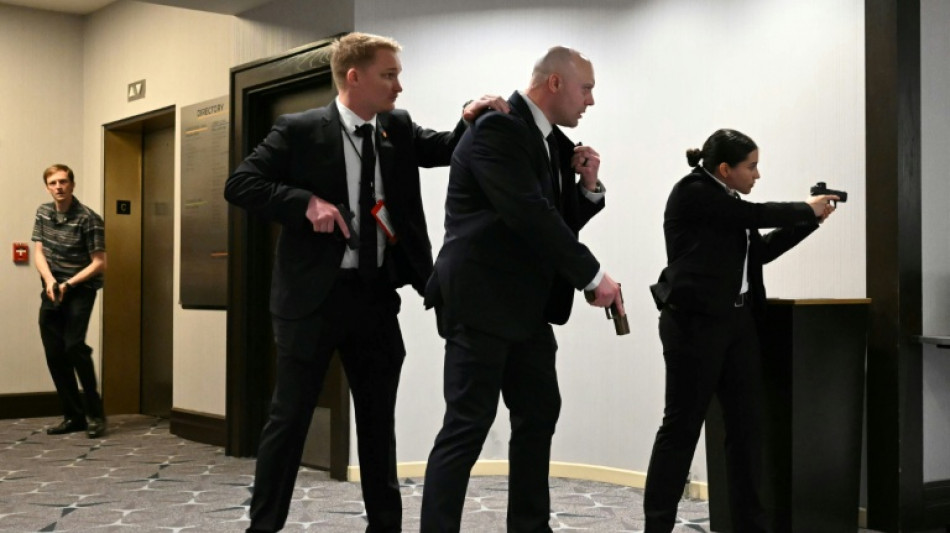 Trump &eacute; retirado de jantar com jornalistas ap&oacute;s disparos