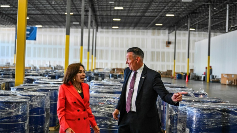 EUA apreende 13 mil barris de produtos químicos para fabricar drogas enviados da China ao México