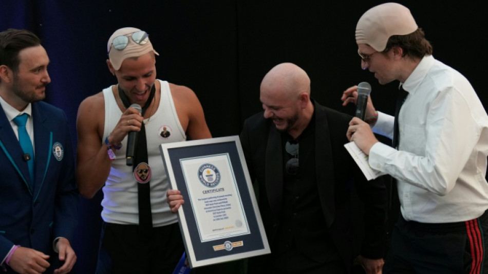 Le rappeur Pitbull &eacute;tablit un record du monde du plus grand rassemblement de faux cr&acirc;nes chauves