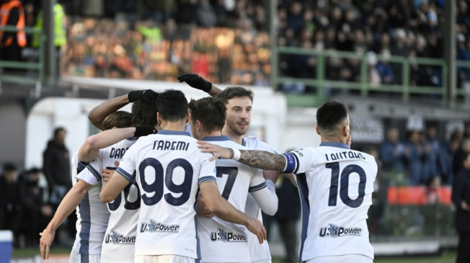 Napoli vence Verona e segue l&iacute;der do Italiano; Inter bate Venezia e continua na cola