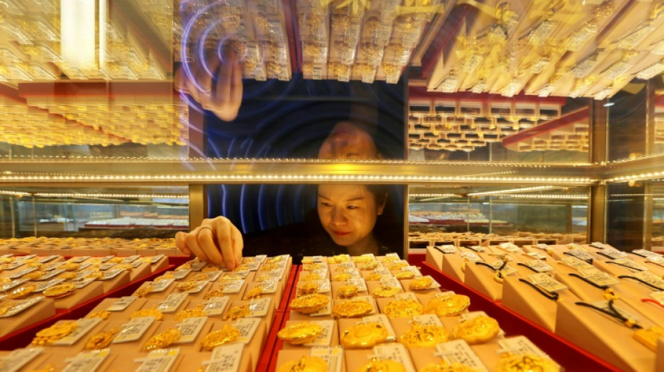 Stocks drop at end of record year for markets