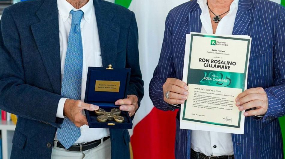 Ron riceve la Rosa Camuna, 'la sua &egrave; poesia in musica'