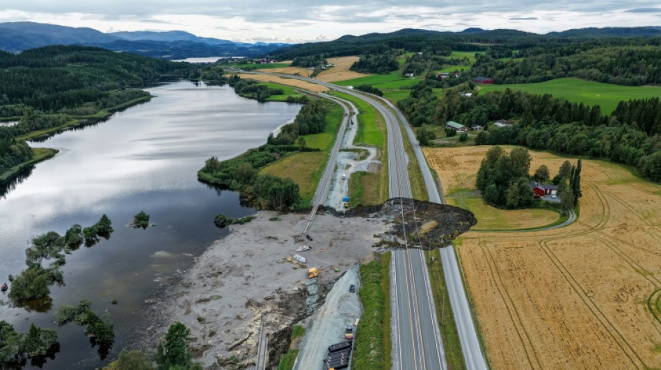 Erdrutsch reißt Krater in Fernstraße in Norwegen: Behörden befürchten ein Todesopfer