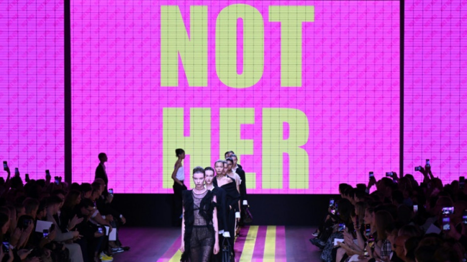 Dior surpreende com desfile feminista e colorido, mas com modelos s&oacute;brios