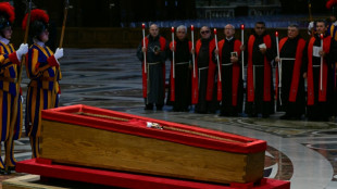 Les catholiques affluent &agrave; la basilique Saint-Pierre pour un hommage au pape