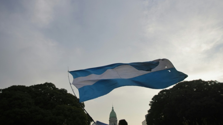 Feministas e médicos se unem aos aposentados argentinos em protesto contra Milei
