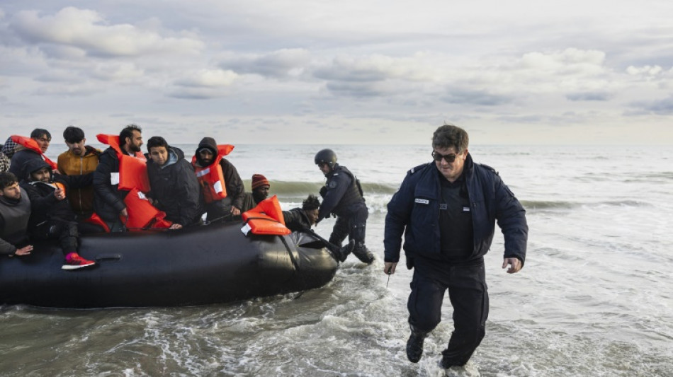 Entre l&aacute;grimas e raiva, migrantes tentam chegar ao Reino Unido a partir de praia francesa