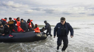 Entre l&aacute;grimas e raiva, migrantes tentam chegar ao Reino Unido a partir de praia francesa