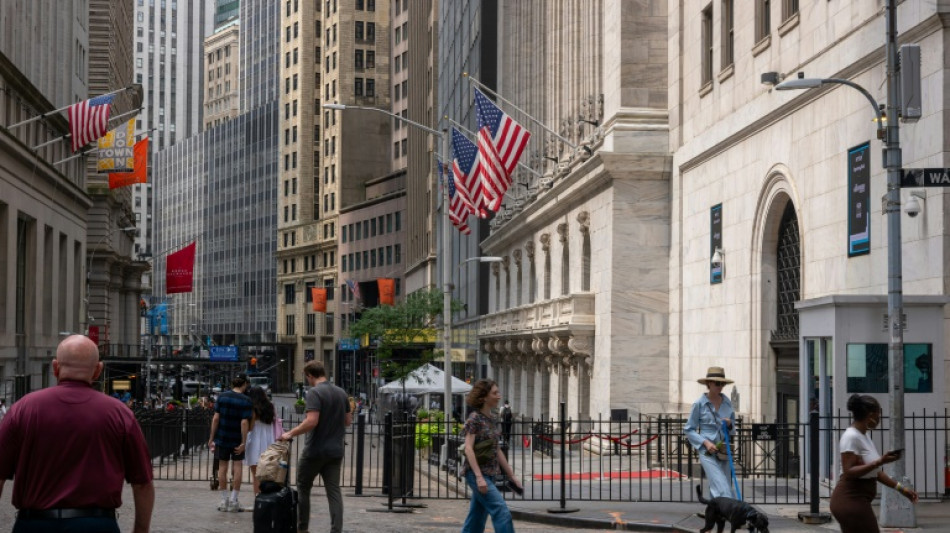 Wall Street fecha em forte alta ap&oacute;s desist&ecirc;ncia de Biden