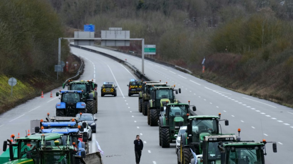 Agricultores come&ccedil;am a cercar Paris antes de an&uacute;ncios do governo