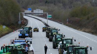 Agricultores come&ccedil;am a cercar Paris antes de an&uacute;ncios do governo