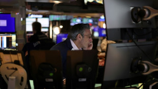 Wall Street dispersée, entre résultats d'entreprises mitigés et incertitudes commerciales