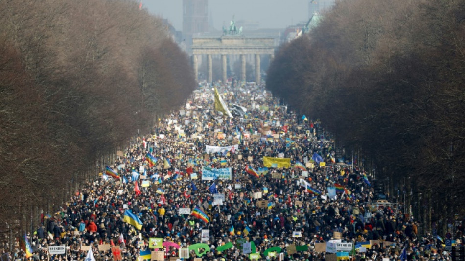 Au moins 100.000 personnes manifestent &agrave; Berlin en solidarit&eacute; avec l'Ukraine (police)