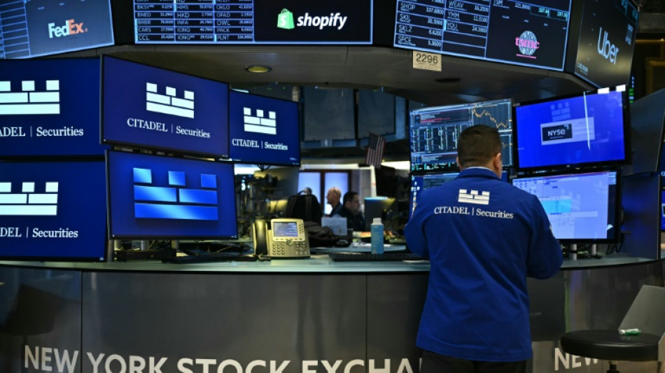 Wall Street ouvre en baisse, entre r&eacute;sultats d'entreprises et droits de douane