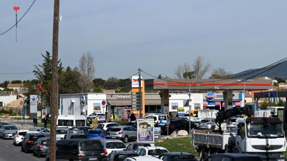 Gr&egrave;ves: p&eacute;nuries de carburants dans l'Ouest, inqui&eacute;tude pour le k&eacute;ros&egrave;ne dans les a&eacute;roports parisiens