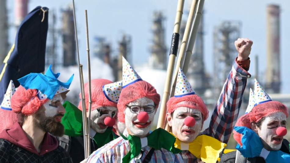 Une soixantaine de militants d&eacute;guis&eacute;s en clowns &agrave; l'int&eacute;rieur de la raffinerie TotalEnergies de Donges