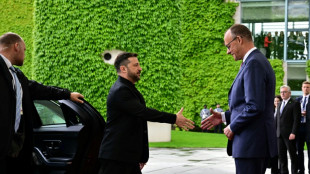 Selenskyj mit militärischen Ehren von Merz in Berlin empfangen