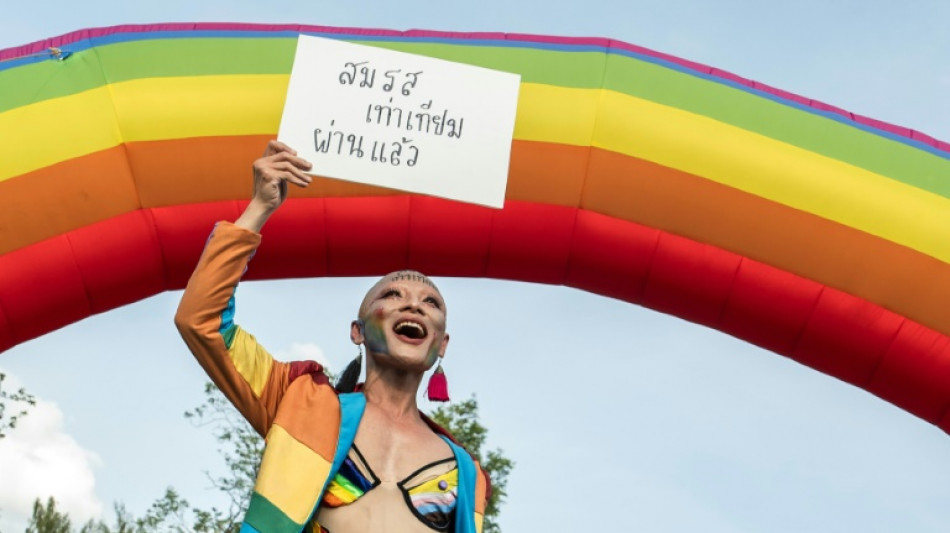 Rei da Tail&acirc;ndia promulga lei sobre o casamento homossexual