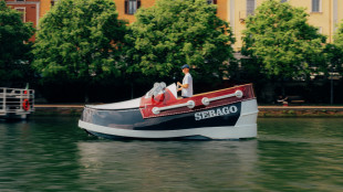 Sebago festeggia 80 anni, una barca-scarpa naviga in Arno
