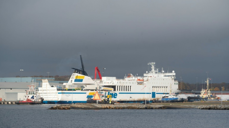 El ferri varado en el mar B&aacute;ltico, remolcado a un puerto del sur de Suecia