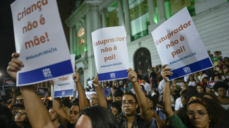 'Crian&ccedil;a n&atilde;o &eacute; m&atilde;e': milhares protestam contra PL que endurece penas por aborto