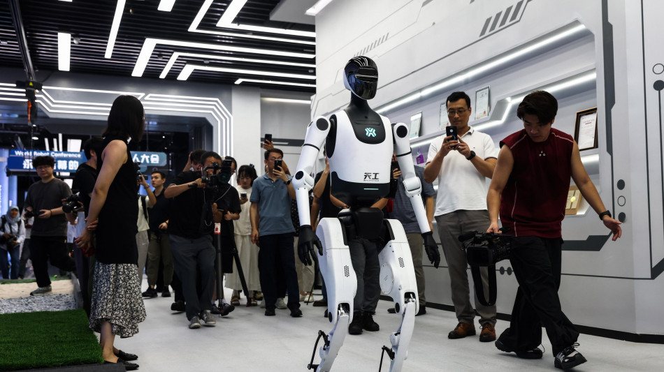 Robot umanoide cinese corre i 100 metri in 8,86 secondi